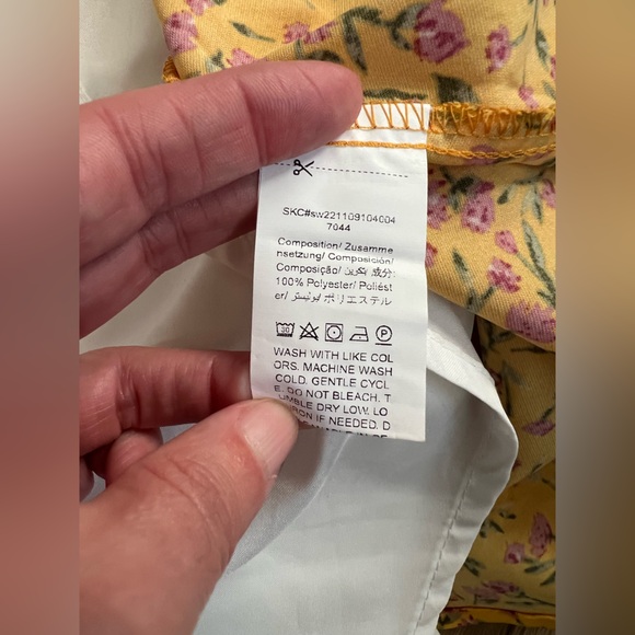 Ditsy Floral Notched Neck Butterfly Sleeve Dress EUC - Picture 8 of 8